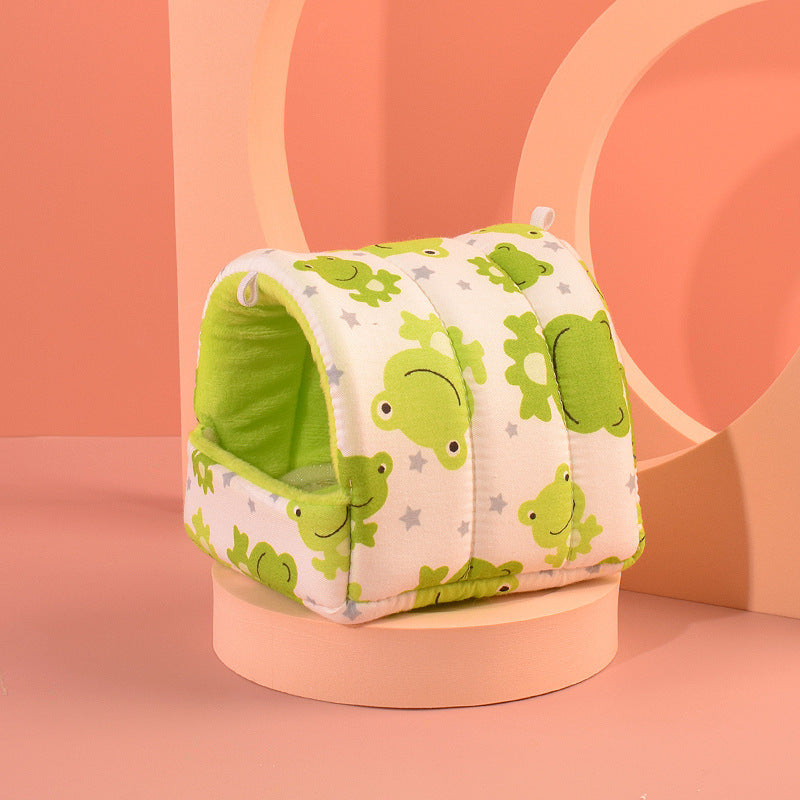 Cozy green frog-patterned cotton hamster nest for small pets, soft and comfy, ideal for a cozy retreat.